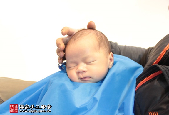 剃胎毛、滿月剃頭、嬰兒剃頭、嬰兒理髮、嬰兒剃髮、嬰兒剃胎毛、嬰兒滿月剃頭、寶寶剃頭、剃胎毛儀式、剃胎毛吉祥話、滿月剃頭儀式、滿月剃頭吉祥話、寶寶剃胎毛、寶寶滿月剃頭理髮、 台北萬華區剃胎毛、台北萬華區滿月剃頭、 台北萬華區嬰兒剃頭剃胎毛、台北萬華區嬰兒理髮、台北萬華區嬰兒剃髮、林寶寶(台北萬華區到府嬰兒寶寶滿月剃頭理髮、免費到府嬰兒剃胎毛儀式吉祥話)。到府剃頭剃胎毛主持、專業拍照、DVD光碟、證書。★購買「臍帶章、肚臍章、胎毛筆刷印章」贈送：剃頭、收涎、抓周，三選一。2016.01.30 照片16